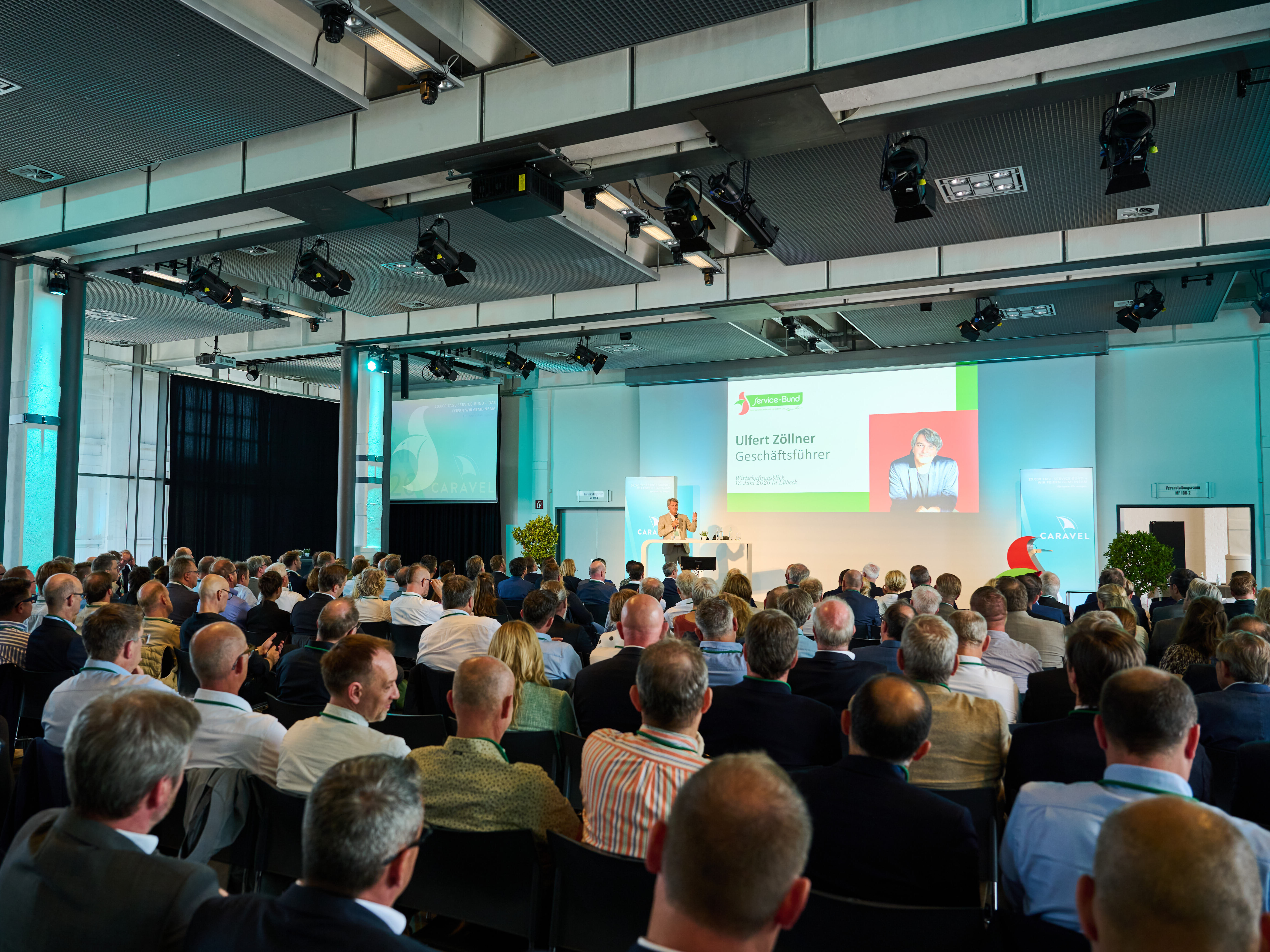 Gemeinsam mit Mitarbeitenden, Gesellschafterinnen und Gesellschafter der Service-Bund Unternehmen sowie Kooperationspartnern und Lieferanten traf man sich am 17. Juni 2026 in Lübeck, um 20.000 Tage Service-Bund zu feiern. Gemeinsam mit Mitarbeitenden, Gesellschafterinnen und Gesellschafter der Service-Bund Unternehmen sowie Kooperationspartnern und Lieferanten traf man sich am 17. Juni 2026 in Lübeck, um 20.000 Tage Service-Bund zu feiern.