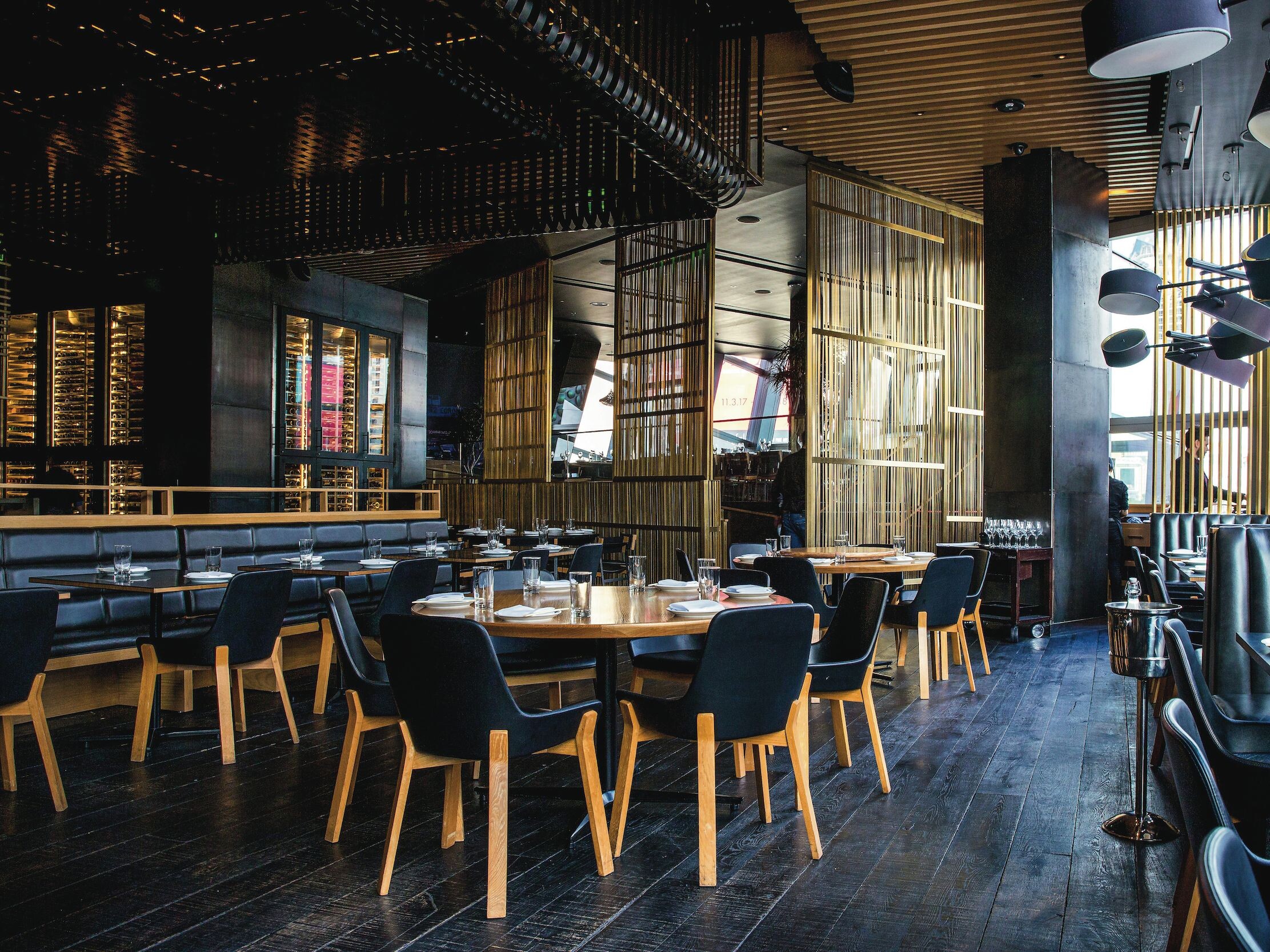 Umsätze steigen, Gästezahlen sinken Ein Restaurant mit Tischen und Stühlen.