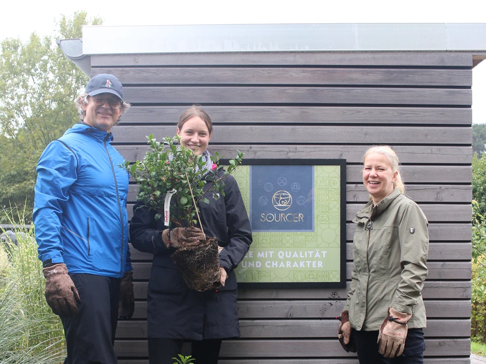 Eine Gruppe von Menschen posiert für ein Foto im Freien.