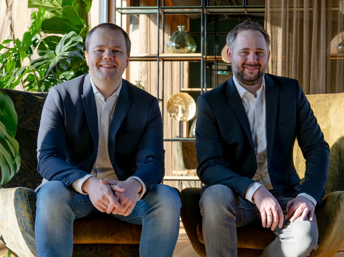 ULRICHSHOF Familienresort Außenanlage des ULRICHSHOF mit Alt- und Neubauten sowie Poolanlage.